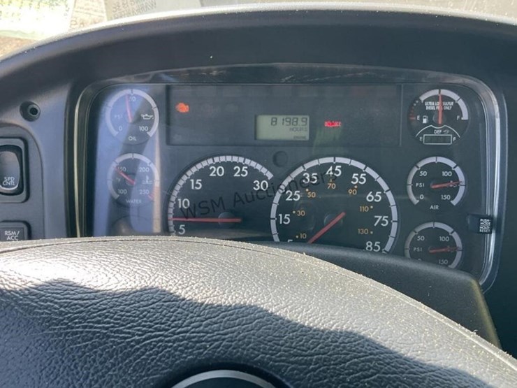 2011-freightliner-m2-digger-derrick-image-29