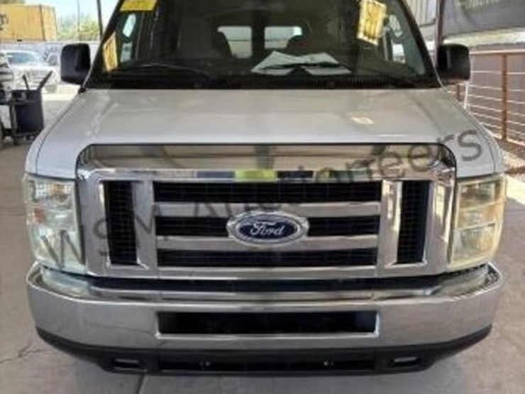 2009-ford-e-series-passenger-van-image-3