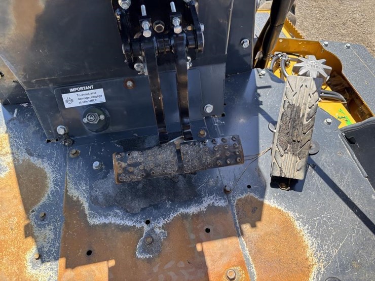 2018-deere-210l-image-40