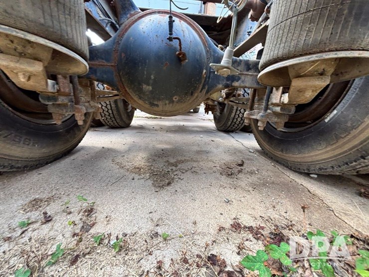 1994-freightliner-fld120-image-31