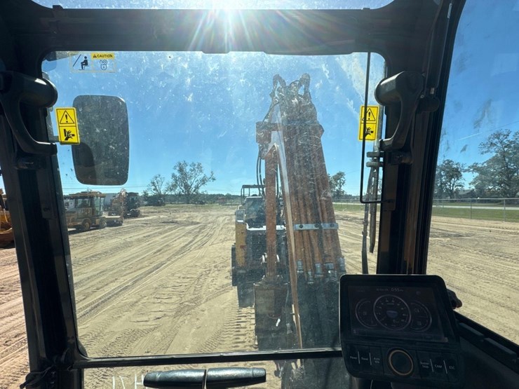 2022-case-cx57c-image-24