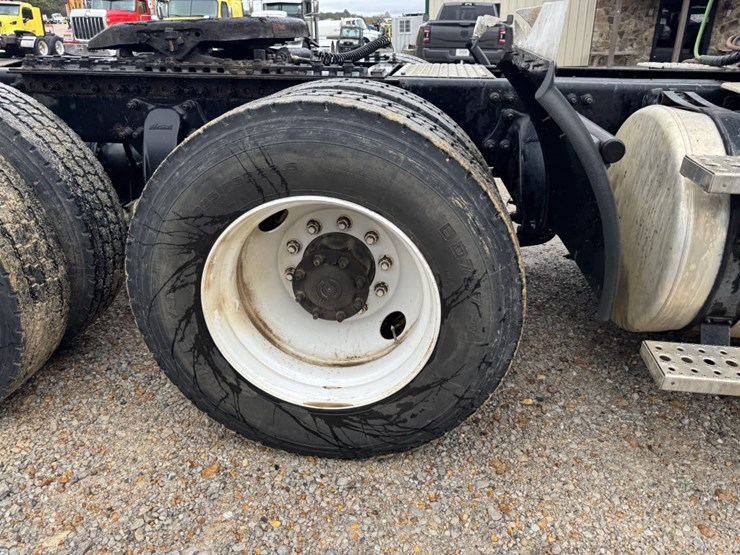 #4623-•-2013-freightliner-cascadia-day-cab-truck-image-2