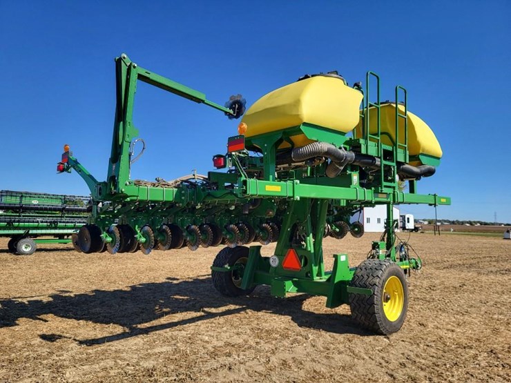 2021-john-deere-1745-image-3