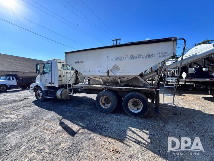 2003-volvo-10-image-13