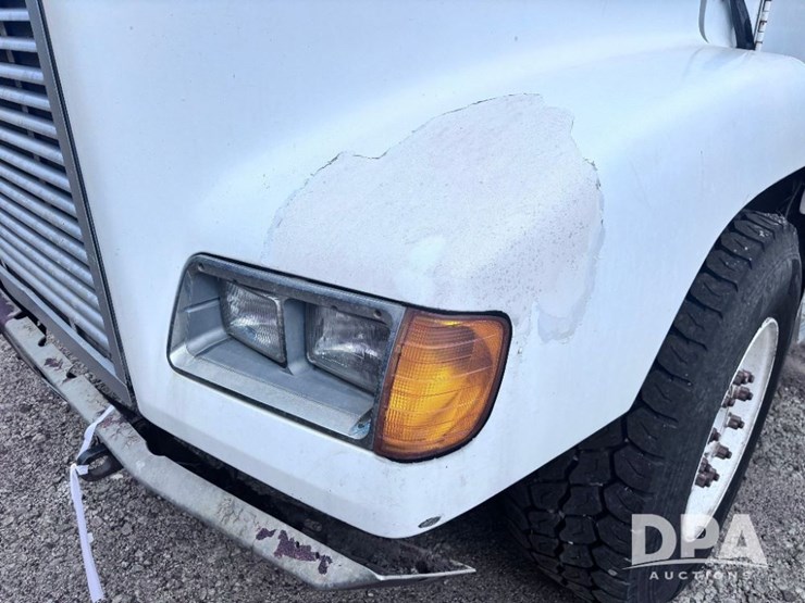 2001-freightliner-fld112-image-19