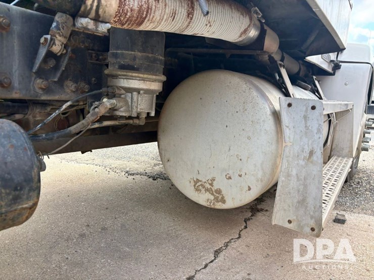 1994-freightliner-fld120-image-41