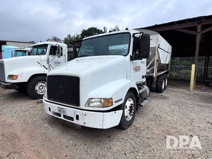 2003-volvo-10-image-2