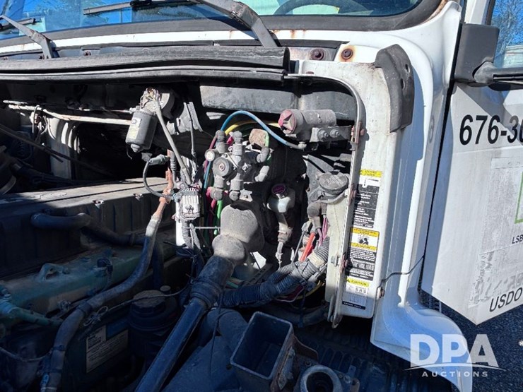 2003-volvo-10-image-68