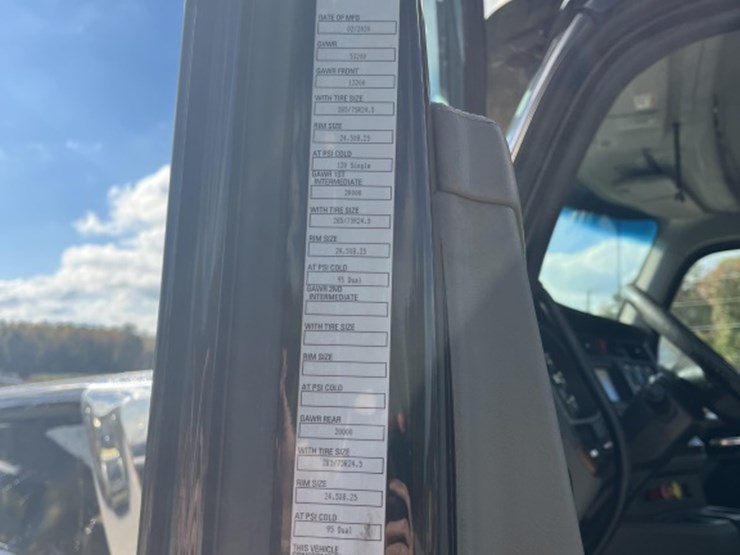 2021-kenworth-w990-image-26