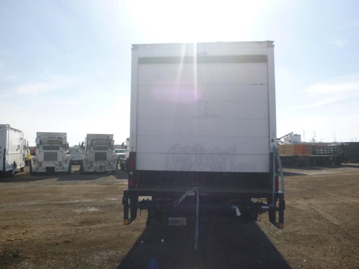 2017-isuzu-nqr-image-6