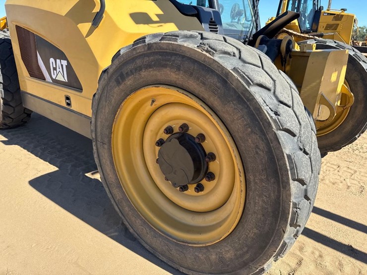 2013-caterpillar-tl642c-image-11