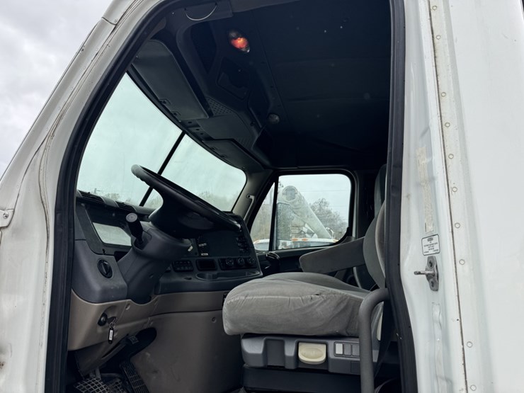 #4623-•-2013-freightliner-cascadia-day-cab-truck-image-7