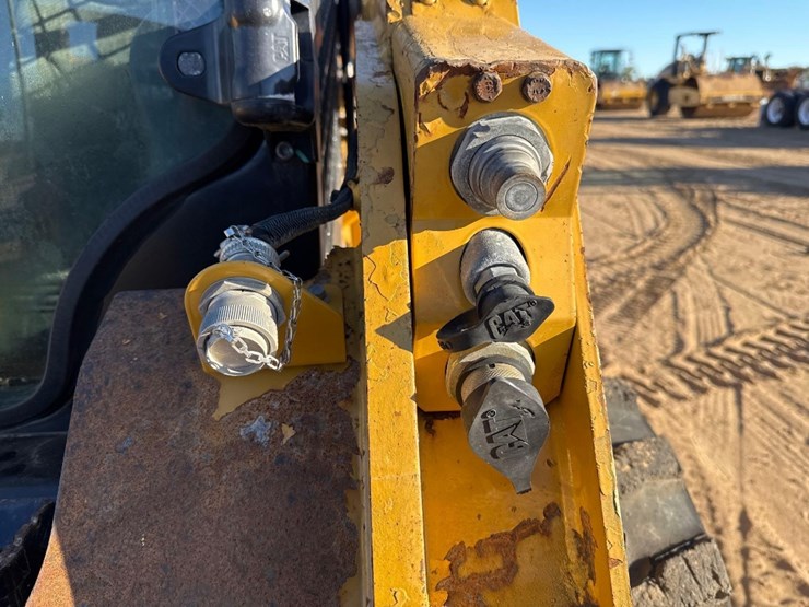 caterpillar-242d-image-18