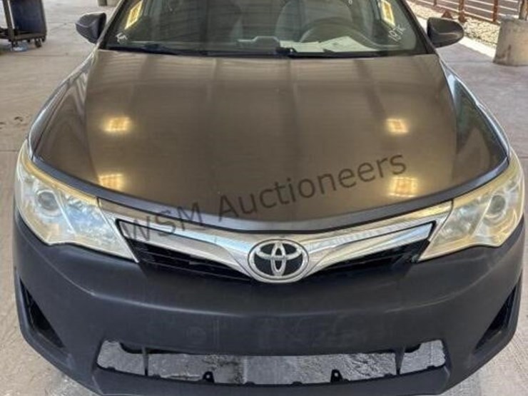 2014-toyota-camry-sdn-image-3