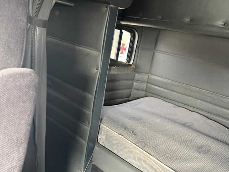 2000-peterbilt-379-image-16