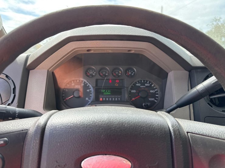 2010-ford-f550-xl-image-29