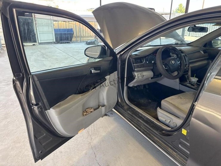 2014-toyota-camry-sdn-image-21