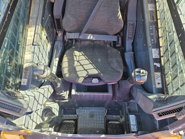 2010-deere-320d-image-7