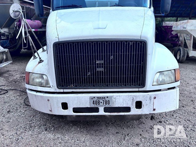 2003-volvo-10-image-20