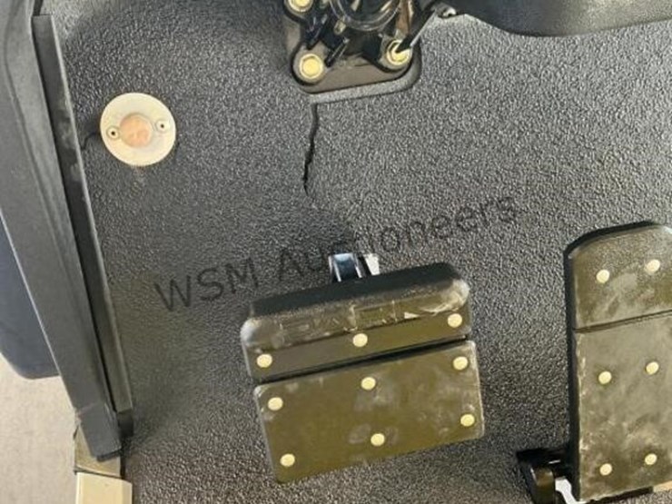 2011-e-z-go-st-sport-image-12