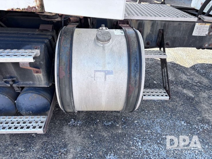 2003-volvo-10-image-24