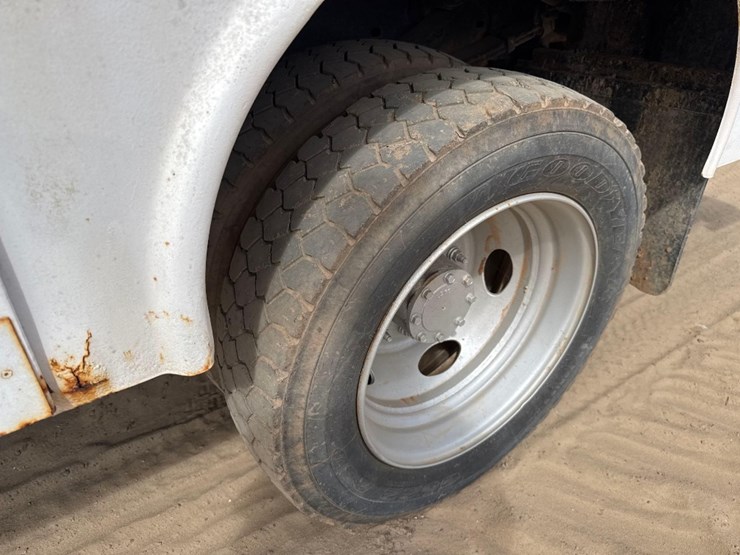 2010-ford-f550-xl-image-9