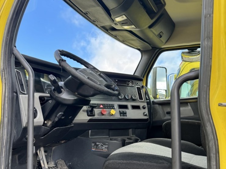 2018-freightliner-cascadia-126-image-7