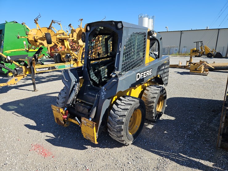 2010-deere-320d-image-1