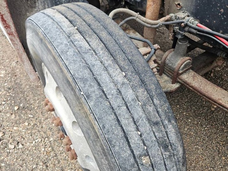 1999-freightliner-fld120-image-11