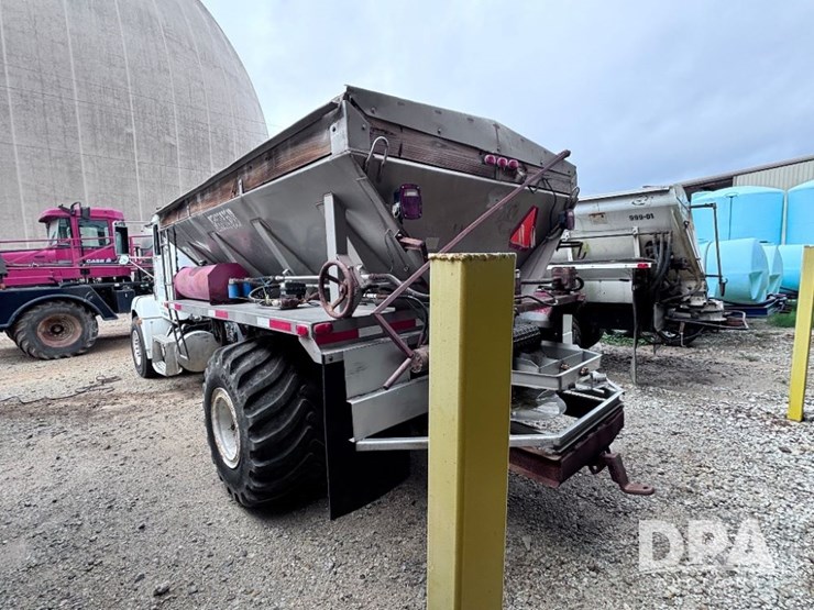 2001-freightliner-fld112-image-11