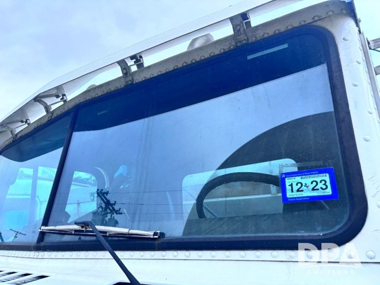 2001-freightliner-fld112-image-54