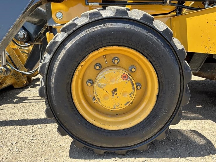 2018-deere-210l-image-24