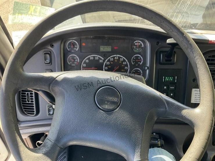 2011-freightliner-m2-digger-derrick-image-27