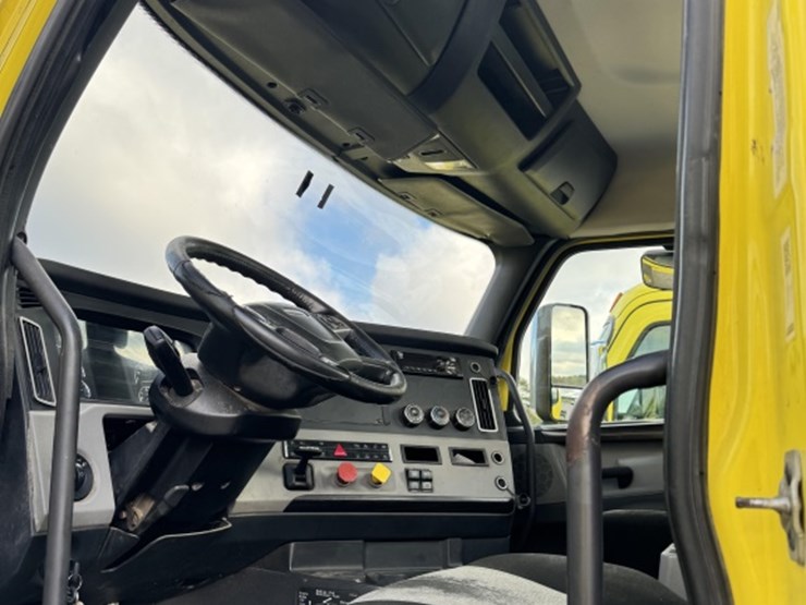 2018-freightliner-cascadia-126-image-7