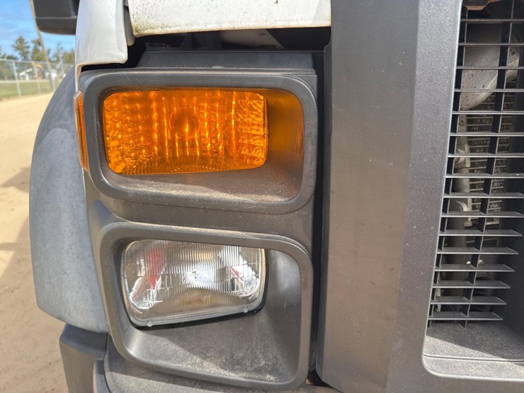 2010-ford-f550-xl-image-23