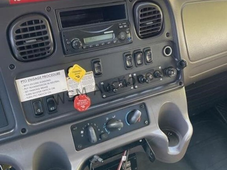 2011-freightliner-m2-digger-derrick-image-31