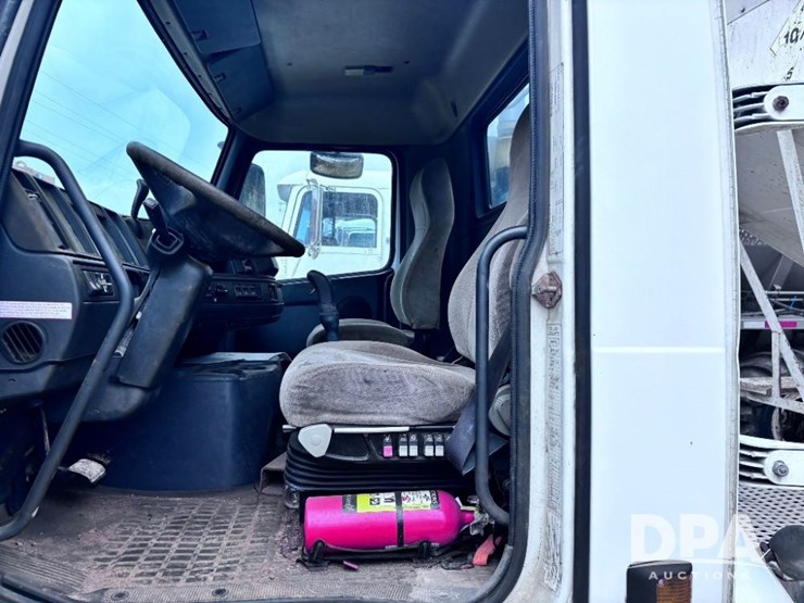 2003-volvo-10-image-70