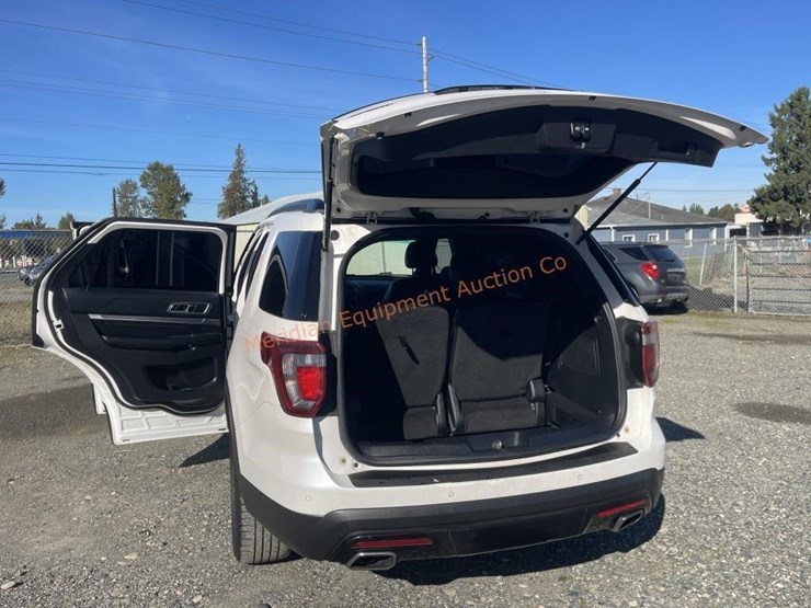 2016-ford-explorer-image-18