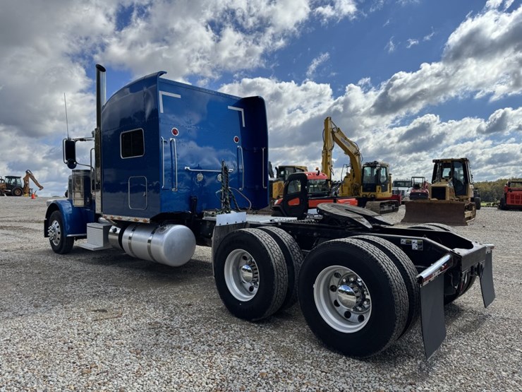 peterbilt-389-image-5