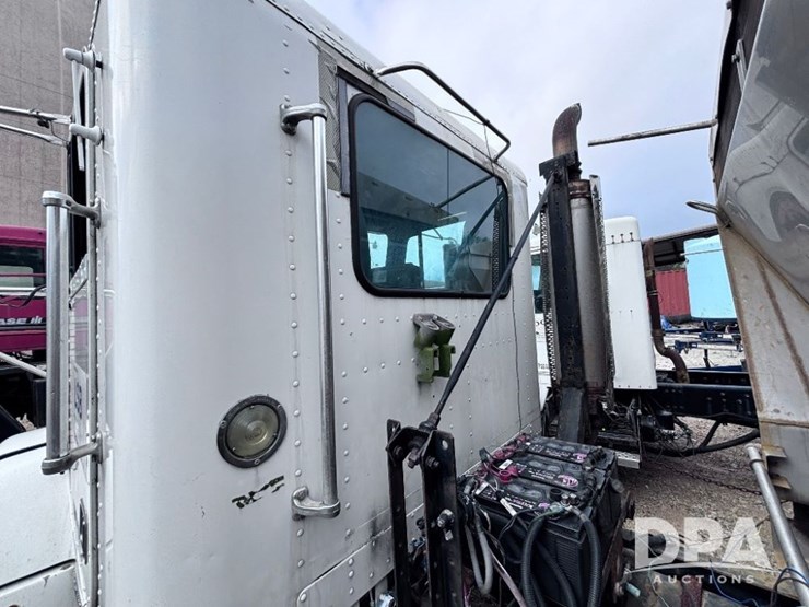 2001-freightliner-fld112-image-25