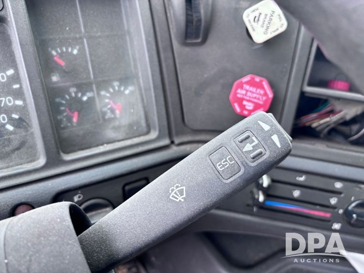 2003-volvo-10-image-83