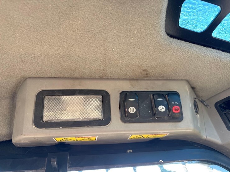 caterpillar-242d-image-23