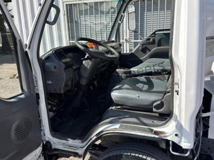 2004-isuzu-npr-image-39