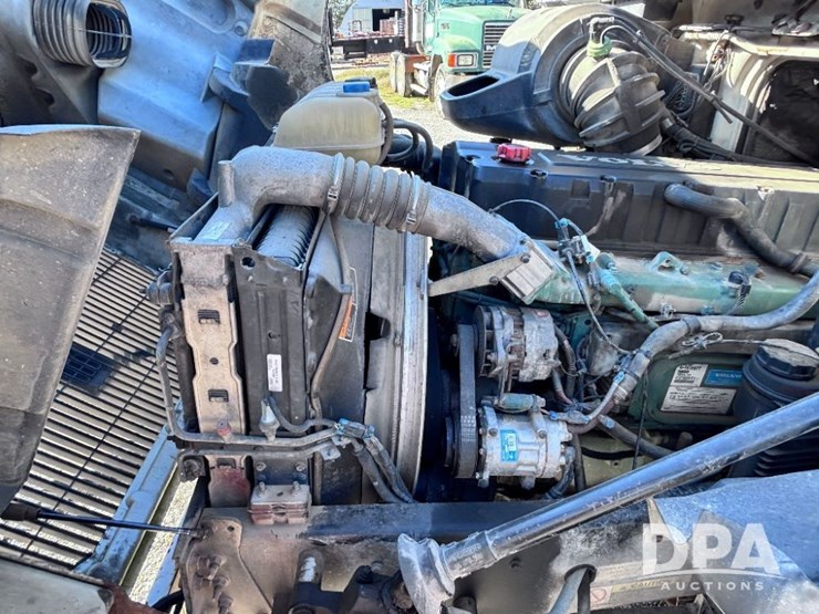 2003-volvo-10-image-69