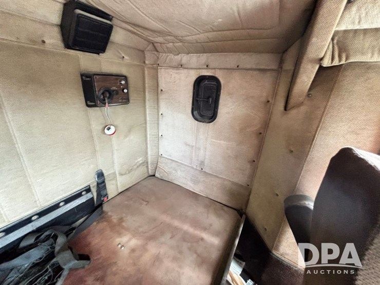 1994-freightliner-fld120-image-75