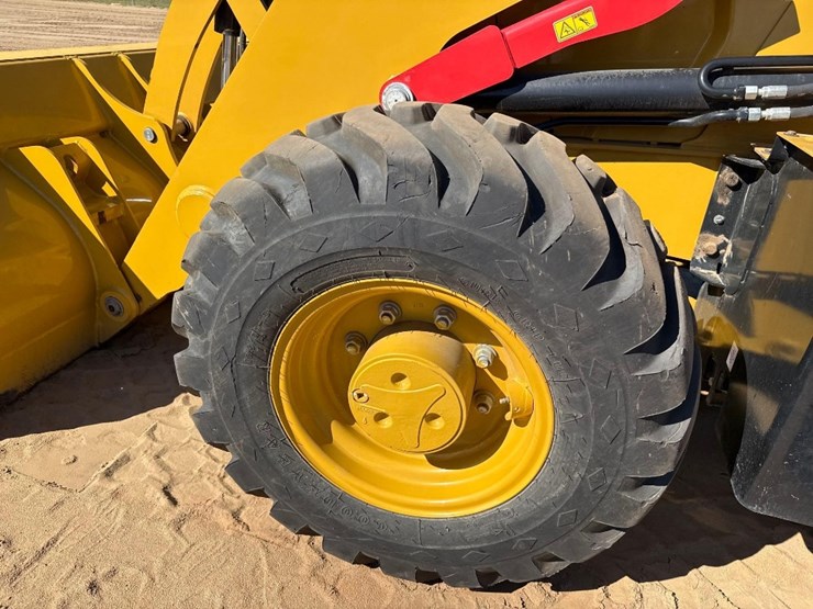 caterpillar-420-image-10