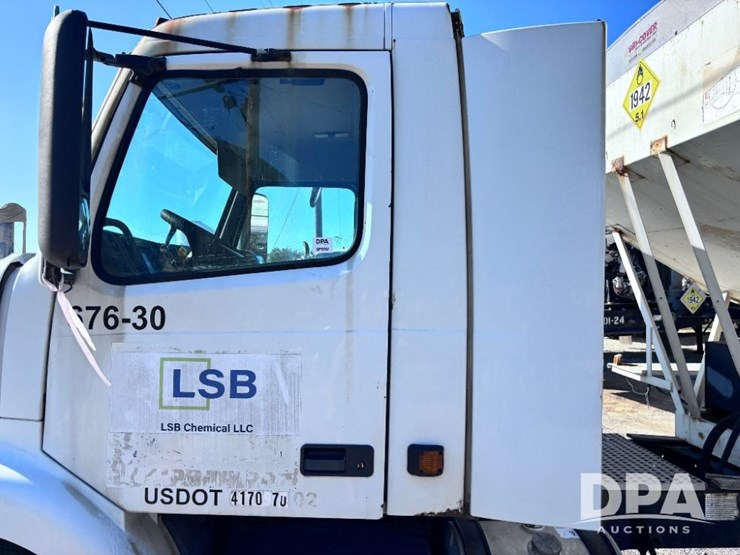 2003-volvo-10-image-25