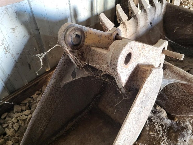 18"-backhoe-bucket-off-of-john-deere-310c-loader-backhoe-image-4