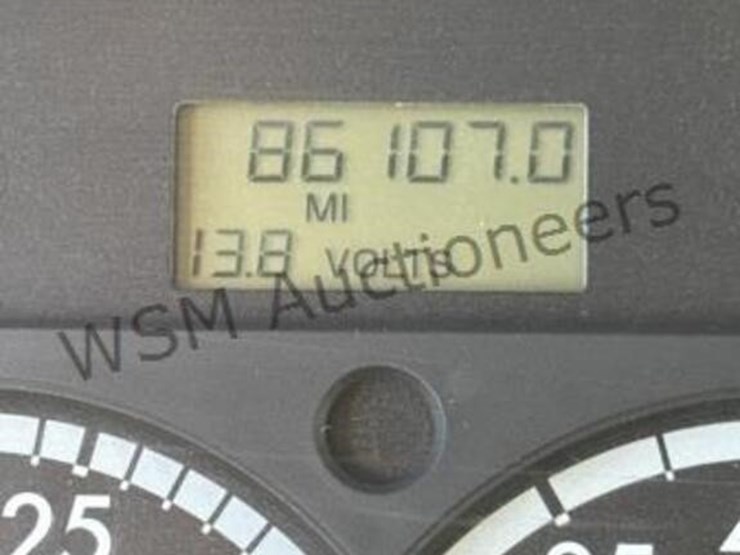 2004-freightliner-fl70-image-19