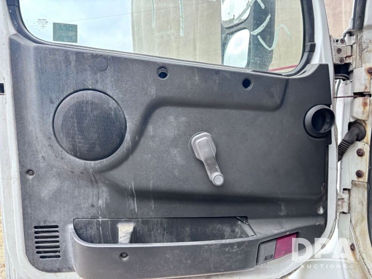 2003-volvo-10-image-73